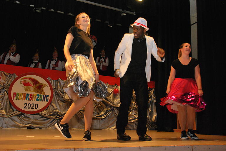 Pfarrer Benjamin Lubega aus Uganda tanzte auf der Bühne zu Lou Begas heißen Rhythmen von "Mambo Number Nine". Pfarrer Benjamin Lubega aus Uganda tanzte auf der Bühne zu Lou Begas heißen Rhythmen von "Mambo Number Nine".