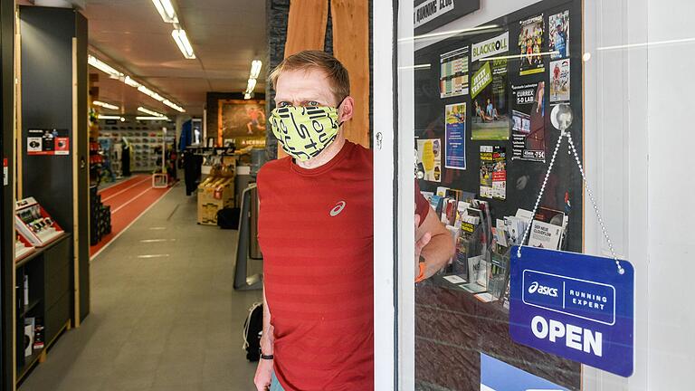 Mit Maske empfängt Jan Diekow vom Laufstil in der Sanderstraße ab Montag seine Kunden. Mehr als sieben Kunden kann er aber nicht in den Laden lassen. Mit Maske empfängt Jan Diekow vom Laufstil in der Sanderstraße ab Montag seine Kunden. Mehr als sieben Kunden kann er aber nicht in den Laden lassen. 