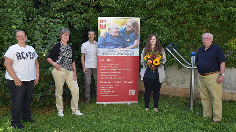 Zum erfolgreichen Abschluss der Ausbildung zur staatlich anerkannten Altenpflegerin und zur Übernahme in die Sozialstation St. Laurentius gratulierten ihrer frisch gebackenen Kollegin Schwester Lisa-Maria Treuting, (2. von rechts), Schwester Yvonne Vorndran, Schwester Christine Reinhart, Pflegedienstleiter Bruno Kleinhenz und Vorsitzender Alois Heinisch. (von links).Nicht auf dem Foto Mentorin Bianca Reinwand. Zum erfolgreichen Abschluss der Ausbildung zur staatlich anerkannten Altenpflegerin und zur Übernahme in die Sozialstation St. Laurentius gratulierten ihrer frisch gebackenen Kollegin Schwester Lisa-Maria Treuting, (2. von rechts), Schwester Yvonne Vorndran, Schwester Christine Reinhart, Pflegedienstleiter Bruno Kleinhenz und Vorsitzender Alois Heinisch. (von links).Nicht auf dem Foto Mentorin Bianca Reinwand.