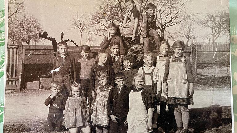 Die Kinder auf den Erlenbacher Höfen (rechts Flüchtlingskind Irmgard, in der Mitte mit den Locken Bruder Dieter).
