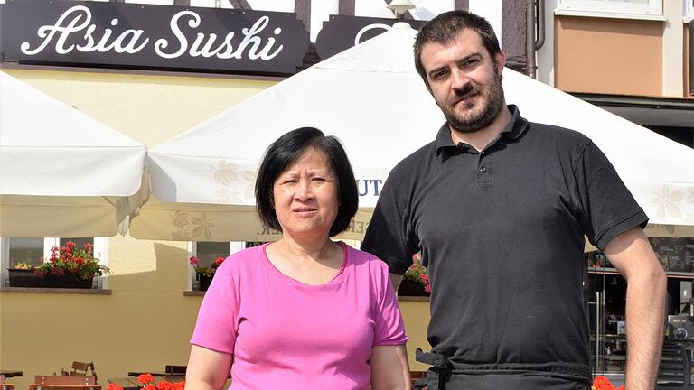 Thi Nhen Lai (links) eröffnete am Marktplatz in Bad Königshofen eine Sushi-Bar. Mit im Bild ihr Sushi-Meister Florian Bejenari.