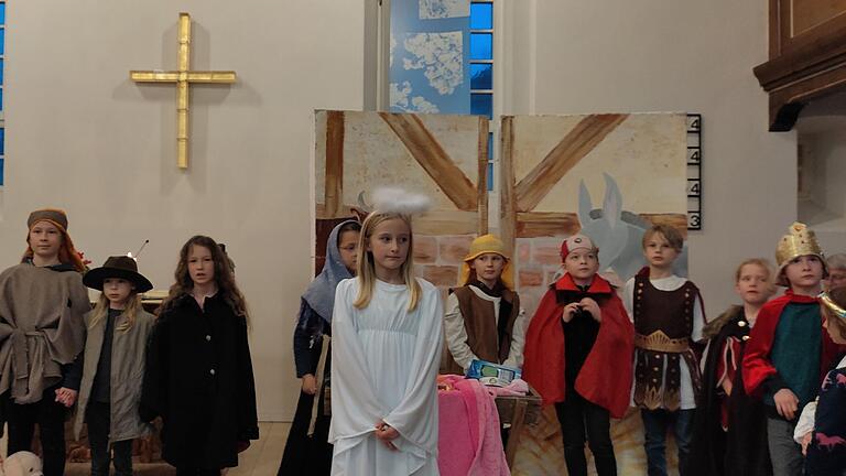 In der evangelischen Erlöserkirche führten die Jungschar-Kinder im Rahmen der Christmette für Familien ein Krippenspiel mit dem Titel 'Mit leeren Händen' auf. In der evangelischen Erlöserkirche führten die Jungschar-Kinder im Rahmen der Christmette für Familien ein Krippenspiel mit dem Titel 'Mit leeren Händen' auf.