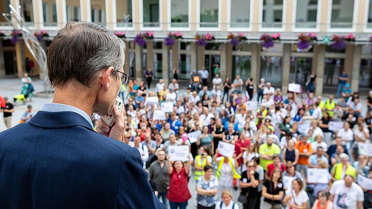 Oberbürgermeister Sebastian Remelé (CSU) sprach nach einem Krisengespräch mit der bayerischen Gesundheitsministerin wegen der Schließung des Krankenhauses St. Josef im Rathausinnenhof zu einer großen Gruppe Demonstranten. Dabei wurde er stark kritisiert und ausgepfiffen. Oberbürgermeister Sebastian Remelé (CSU) sprach nach einem Krisengespräch mit der bayerischen Gesundheitsministerin wegen der Schließung des Krankenhauses St. Josef im Rathausinnenhof zu einer großen Gruppe Demonstranten. Dabei wurde er stark kritisiert und ausgepfiffen. 