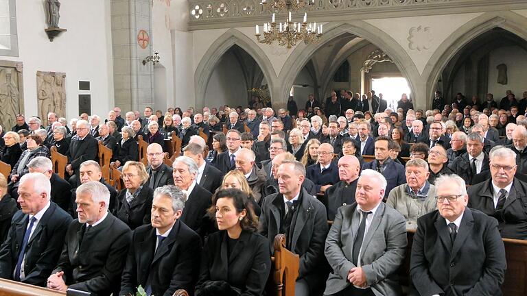 Bis zum letzten Platz war die Ritterkapelle gefüllt. Über 300 Menschen nahmen Abschied von Altlandrat Rudolf Handwerker.