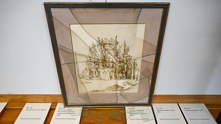 Gemalte und echte Scherben gehören zur 'Zeichnung mit Ruine Maria della Salute hinter zerbrochener Glasscheibe' von Wolfgang Lenz (1984). Zu sehen im Martin von Wagner Museum im Südflügel der Residenz. Gemalte und echte Scherben gehören zur 'Zeichnung mit Ruine Maria della Salute hinter zerbrochener Glasscheibe' von Wolfgang Lenz (1984). Zu sehen im Martin von Wagner Museum im Südflügel der Residenz. 