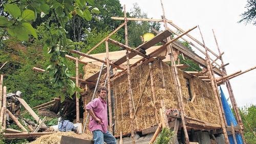 Mit dem Bau seines Strohhauses ging Hubert Bathon in Partenstein neue Wege. Inzwischen ist auch schon das Dach gedeckt.