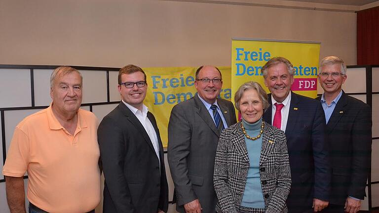 Mit dem Rückenwind der erfolgreichen Bundestagswahl geht die FDP in den Wahlkampf um Landtag und Bezirkstag: (von links) Albert Fischer, Florian Kuhl, Wolfgang Kuhl, Adelheid Zimmermann, Albert Duin und Andrew Ullmann. Foto: Matthias Ernst