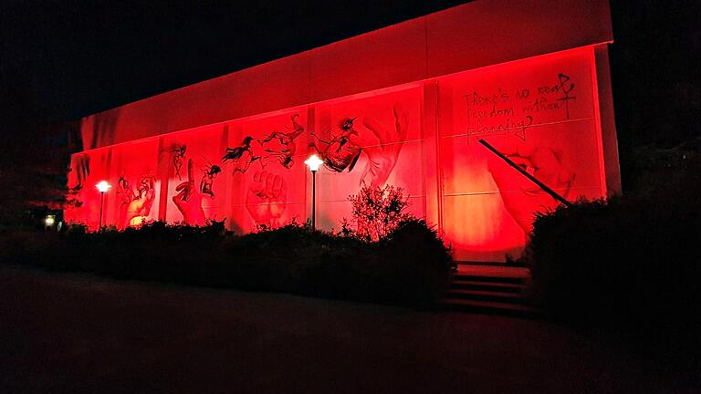 Die DDC-Factory nahm an der 'Night of Light' teil und wurde rot bestrahlt.