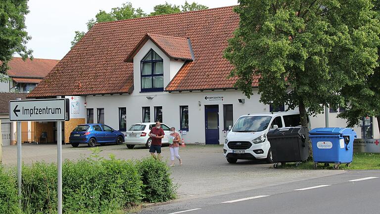 In den Corona-Impfzentren in Hofheim (im Bild) und Zeil kommt es immer wieder vor, dass Bürger ihre vereinbarten Termine nicht wahrnehmen. Damit deren Impfdosen nicht ungenutzt bleiben, gibt es eine 'Nachrückerliste'. Auf dieser können sich jetzt alle volljährigen Landkreisbewohner eintragen lassen. In den Corona-Impfzentren in Hofheim (im Bild) und Zeil kommt es immer wieder vor, dass Bürger ihre vereinbarten Termine nicht wahrnehmen. Damit deren Impfdosen nicht ungenutzt bleiben, gibt es eine 'Nachrückerliste'. Auf dieser können sich jetzt alle volljährigen Landkreisbewohner eintragen lassen.
