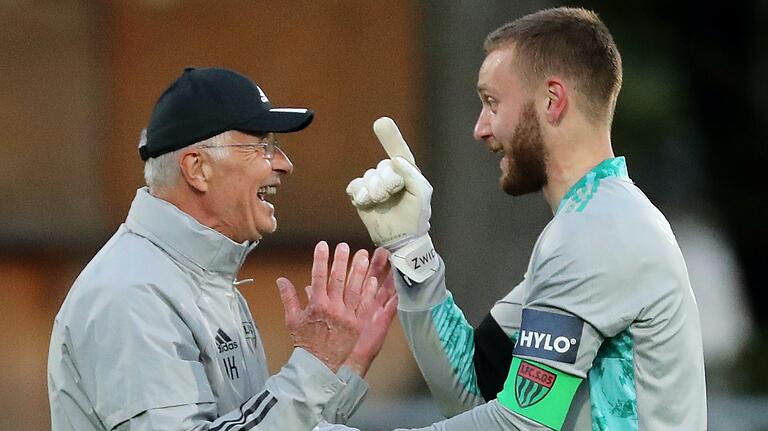 Zwei Typen, ein Team: der Schweinfurter Schlussmann und Kapitän Luis Zwick (rechts) und sein Torwarttrainer Norbert Kleider.