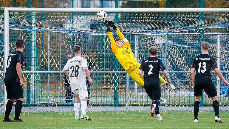 Torwart Robin Michel vom ASV Rimpar pariert den Schuss eines Gegenspielers. Dennoch gewann die TuS Frammersbach das erste Duell der beiden Topfavoriten am 31. Oktober 2021 mit 3:1.