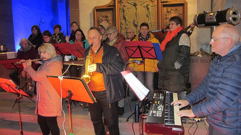 Band und Chor 'Mehr...!' gestaltete die 'Abendgesänge' zum Thema 'Himmelweit und erdennah' unter der Leitung von Klaus Simon (rechts).