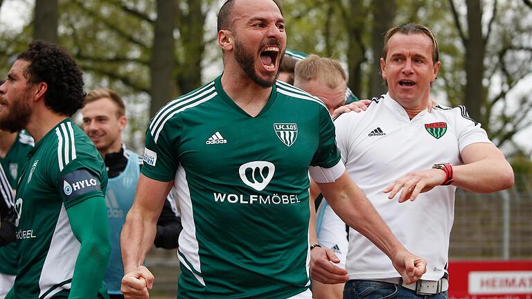 Der Urschrei: Ausgelassen feiern Torschütze Adam Jabiri (Mitte) und Trainer Marc Reitmaier (rechts) den 2:1-Sieg des FC 05 Schweinfurt über Ansbach. Der Urschrei: Ausgelassen feiern Torschütze Adam Jabiri (Mitte) und Trainer Marc Reitmaier (rechts) den 2:1-Sieg des FC 05 Schweinfurt über Ansbach.