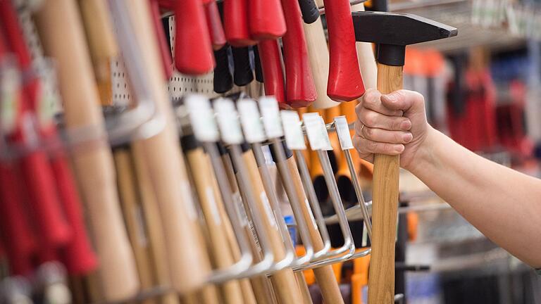 So könnte es kommen: Viele Baumärkte melden im November Rekordumsätze – die Hammerfrauen machen es möglich.