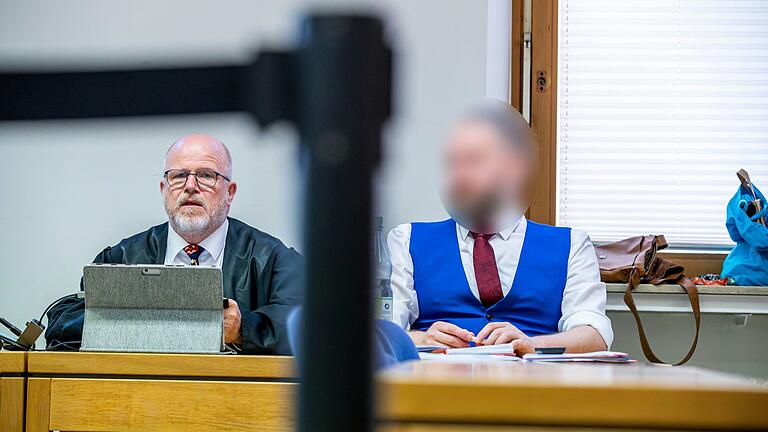 Anwalt Hubertus Werner (links) und der Angeklagte Kai. K. im Gerichtssaal in Schweinfurt Anwalt Hubertus Werner (links) und der Angeklagte Kai. K. im Gerichtssaal in Schweinfurt