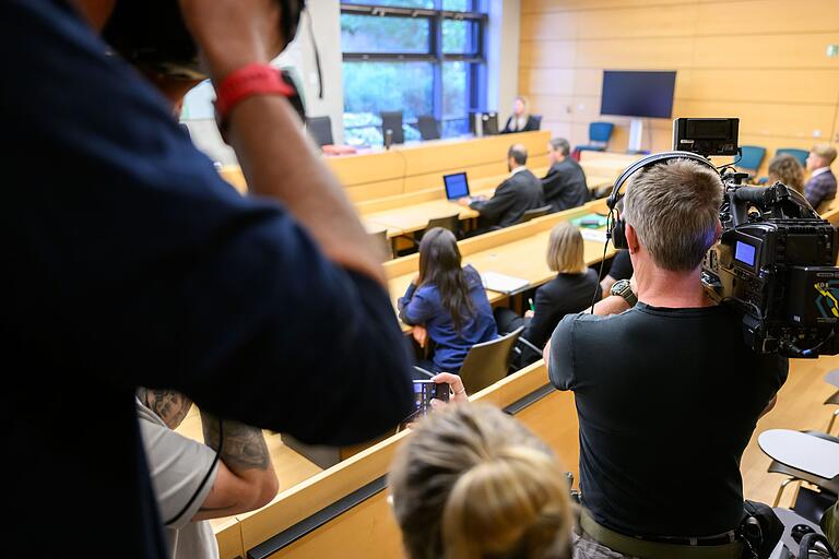 Reges Medieninteresse am Landgericht Würzburg vor der Urteilsverkündung an diesem Montag: Weil der Angeklagte Jugendlicher ist, fand der Prozess unter Ausschluss der Öffentlichkeit statt. Reges Medieninteresse am Landgericht Würzburg vor der Urteilsverkündung an diesem Montag: Weil der Angeklagte Jugendlicher ist, fand der Prozess unter Ausschluss der Öffentlichkeit statt. 