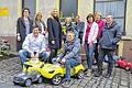 Bewegung in Arnstein: &bdquo;Arnstein bewegt&ldquo; heißt es beim Frühlingsmarkt am Sonntag, 15. März, in Arnstein. Neben einer Automesse am Cancaleplatz kann am Bacchusbrunnen eines von vielen Bobbycars getestet werden. Die Vertreter der Arnsteiner Geschäftswelt und Bürgermeisterin Anna Stolz (Dritte von links) freuen sich auf viele Besucher.