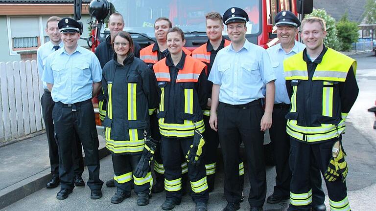 Feuerwehrleute zeigen Leistung - Unter den Augen der Kreisbrandmeister Philipp Renninger, Jürgen Fuß und Dieter Schöll galt es bei der Leistungsprüfung, Aufgaben wie Wasserentnahme vom Unterflurhydranten, Aufbau einer Wasserversorgung, Löschangriff unter Atemschutz oder Bereitstellung eines Sicherungstrupps nach der Stoppuhr zu erledigen. Auch etliche Zuschauer, darunter Bürgermeister Peter Juks, Sicherheitsbeauftragter Manfred Singer, Ehrenkreisbrandmeister Werner Graf und Ehrenkommandant Günter Braun, Kommandant Peter Reuß und die Vorstände Winfried Spänkuch und Alois Geiger verfolgten das Geschehen. Kreisbrandmeister Dieter Schöll lobte abschließend die Truppe für ihre Leistungen und ihr Engagement für die Sicherheit der Bevölkerung und überreichte mit Unterstützung des Schiedsrichterteams die Abzeichen. Stufe 1 haben bestanden: Monika Sessler und Jan Riegel; Stufe 2: Anna-Lena Singer, Fabio Kilian und Marco Biebelriether; Stufe 3: Annabel Wilhelm, Dominik Dörr, Jannik Hins, Markus Meckel und Jonas Savickas; Stufe 4: Lena Savickas, Andreas Gramlich und Niklas Dettelbacher; Stufe 5: Patrick Stainbrook und Elmar Spall; Stufe 6 (Gold/Rot): Evi Geiger, Ivonne Liebler, Simon Spänkuch, Felix Spänkuch und Bastian Dürr. Als Belohnung gab es abschließend eine zünftige Brotzeit im Feuerwehrhaus. Im Bild die Teilnehmer der Leistungsstufe 6 mit dem Schiedsrichterteam und Kommandant Peter Reuß. Foto: REINHARD OTT Feuerwehrleute zeigen Leistung - Unter den Augen der Kreisbrandmeister Philipp Renninger, Jürgen Fuß und Dieter Schöll galt es bei der Leistungsprüfung, Aufgaben wie Wasserentnahme vom Unterflurhydranten, Aufbau einer Wasserversorgung, Löschangriff unter Atemschutz oder Bereitstellung eines Sicherungstrupps nach der Stoppuhr zu erledigen. Auch etliche Zuschauer, darunter Bürgermeister Peter Juks, Sicherheitsbeauftragter Manfred Singer, Ehrenkreisbrandmeister Werner Graf und Ehrenkommandant Günter Braun, Kommandant Peter Reuß und die Vorstände Winfried Spänkuch und Alois Geiger verfolgten das Geschehen. Kreisbrandmeister Dieter Schöll lobte abschließend die Truppe für ihre Leistungen und ihr Engagement für die Sicherheit der Bevölkerung und überreichte mit Unterstützung des Schiedsrichterteams die Abzeichen. Stufe 1 haben bestanden: Monika Sessler und Jan Riegel; Stufe 2: Anna-Lena Singer, Fabio Kilian und Marco Biebelriether; Stufe 3: Annabel Wilhelm, Dominik Dörr, Jannik Hins, Markus Meckel und Jonas Savickas; Stufe 4: Lena Savickas, Andreas Gramlich und Niklas Dettelbacher; Stufe 5: Patrick Stainbrook und Elmar Spall; Stufe 6 (Gold/Rot): Evi Geiger, Ivonne Liebler, Simon Spänkuch, Felix Spänkuch und Bastian Dürr. Als Belohnung gab es abschließend eine zünftige Brotzeit im Feuerwehrhaus. Im Bild die Teilnehmer der Leistungsstufe 6 mit dem Schiedsrichterteam und Kommandant Peter Reuß. Foto: REINHARD OTT