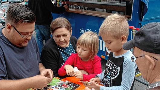 Beim Einkleben und Sortieren müssen die Eltern ihren Kleinen noch etwas unter die Arme greifen. Beim Einkleben und Sortieren müssen die Eltern ihren Kleinen noch etwas unter die Arme greifen.