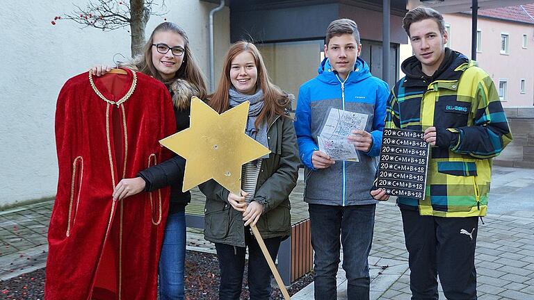Lorena Neeser, Leiterin Anne Klebes, Laurin Kauschka und der stellvertretende Leiter Jochen Friederich (von links) gehören zum neunköpfigen Oberministranten-Team in Bergtheim, das die diesjährige Sternsingeraktion in Bergtheim organisiert. Zu den wichtigsten Utensilien gehören Umhänge, Sterne, Straßenkarten und Aufkleber für die Türen.