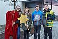 Lorena Neeser, Leiterin Anne Klebes, Laurin Kauschka und der stellvertretende Leiter Jochen Friederich (von links) gehören zum neunköpfigen Oberministranten-Team in Bergtheim, das die diesjährige Sternsingeraktion in Bergtheim organisiert. Zu den wichtigsten Utensilien gehören Umhänge, Sterne, Straßenkarten und Aufkleber für die Türen.