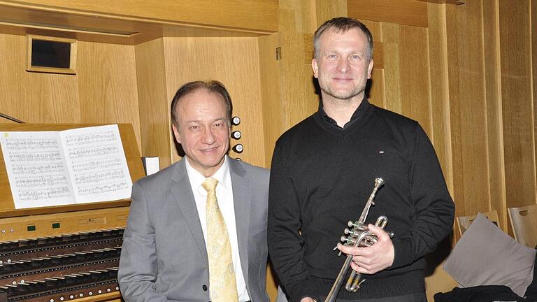 Als Musiker sind der Stadtkantor Burkhard Ascherl (links) und der Solo-Trompeter Roland Grau (rechts) bei ihren Konzerten ein Traumpaar.Foto: Peter Klopf       -  Als Musiker sind der Stadtkantor Burkhard Ascherl (links) und der Solo-Trompeter Roland Grau (rechts) bei ihren Konzerten ein Traumpaar.Foto: Peter Klopf
