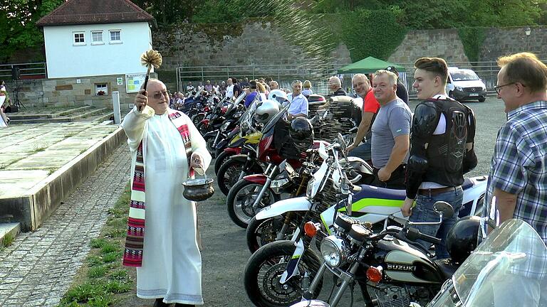 Auch das würde er gerne weiterhin tun: Pater Rudolf Theiler wünscht auf diesem Foto von 2018 Motorradfahrern eine stets unfallfreie Fahrt. Auch das würde er gerne weiterhin tun: Pater Rudolf Theiler wünscht auf diesem Foto von 2018 Motorradfahrern eine stets unfallfreie Fahrt.