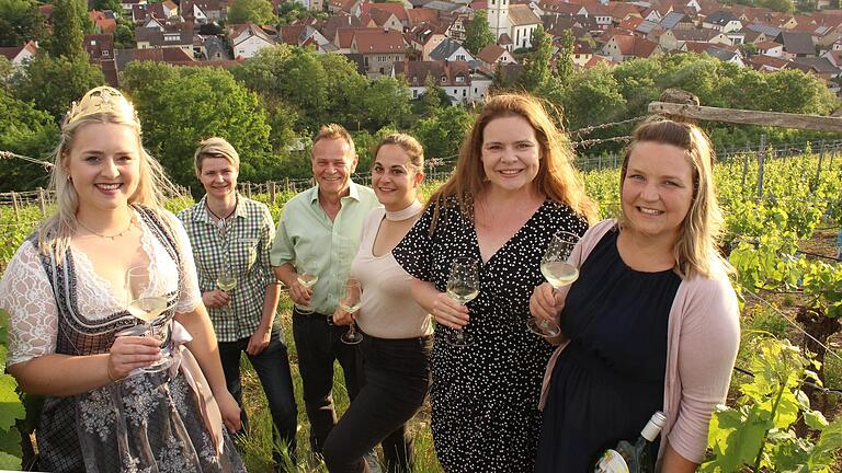 Auf ein gelungenes Weinfest in Sickershausen stoßen Weinprinzessin Sophia I., Barbara Langer, Rainer Dappert, Marina Servatius, Jacqueline Endreß und Evelyn Kräutlein vom Team der Interessengemeinschaft Weinfest an. Auf ein gelungenes Weinfest in Sickershausen stoßen Weinprinzessin Sophia I., Barbara Langer, Rainer Dappert, Marina Servatius, Jacqueline Endreß und Evelyn Kräutlein vom Team der Interessengemeinschaft Weinfest an.