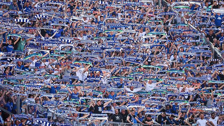 Trotz des Abstiegs zeigten die Schalke-Fans ihrer Mannschaft nach dem Abpfiff in Leipzig, wie stolz sie auf deren Leistung waren. Auch Reinhard Feser war im Stadion.