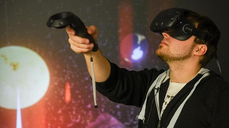 Mit VR-Ausrüstung tauchen Anwender spielerisch in virtuelle Realitäten ein. (Symbolbild)