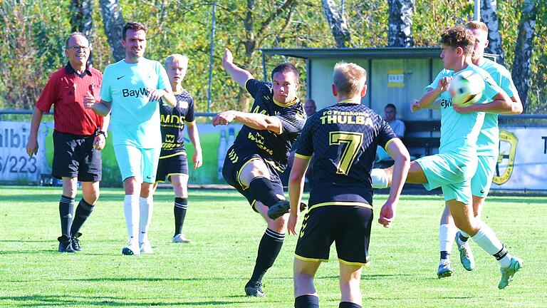 Die Spiele der Kreisliga Rhön       -  Aus der Distanz versucht sich Thulbas Co-Trainer Lukas Lieb im Spiel gegen die SG Oerlenbach/Ebenhausen.