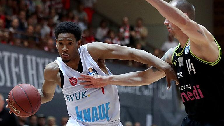 Basketball - easyCredit BBL- s.Oliver Wuerzburg - medi bayreuth       -  Kameron Taylor (im Zweikampf mit Bayreuths Steve Wachalski) übertraf die in ihn gesteckten Hoffnungen bei weitem.