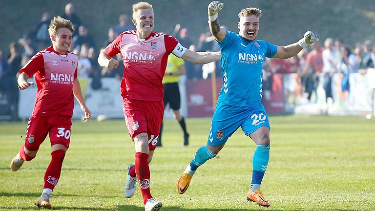 Torwart Lukas Wenzel (rechts, verfolgt von Steffen Behr und Philipp Harlaß) war der Held im Elfmeterschießen im Halbfinale gegen den TSV 1860 München.