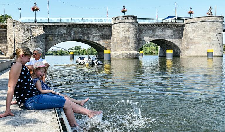 Abkühlung am Main: Tagsüber finden die Menschen immer noch Möglichkeiten, der Hitze zu entkommen. Nachts wird die Sache zunehmend kritisch.