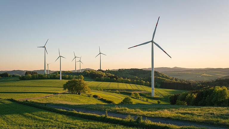 windkraftanlagen auf dem feld