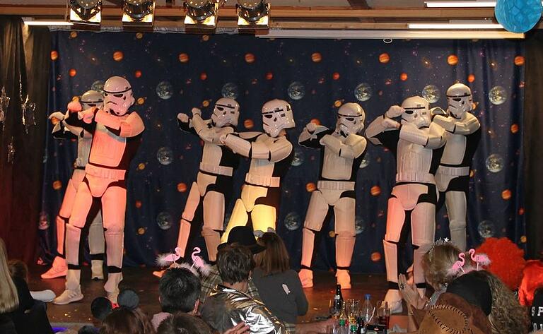 Die sieben Herren des Männerballetts tanzten im 'Stormtrooper'-Kostüm und erinnerten damit an Star-Wars.