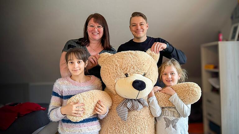 Christian Küffner (rechts, Leiter des Pflegekinderdienstes im Jugendamt) zu Gast bei einer Pflegefamilie im Main-Tauber-Kreis. Das Jugendamt sucht kontinuierlich nach Paaren, Familien oder Alleinlebenden, die Kindern vorübergehend oder langfristig ein Zuhause geben können.