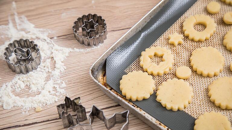 Plätzchen backen       -  Aufgepasst in der Weihnachtsbäckerei: PFAS-haltiges Backpapier kann gesundheitsschädliche Dämpfe abgeben. Alternativen wie eingefettete Bleche sind umweltfreundlicher.