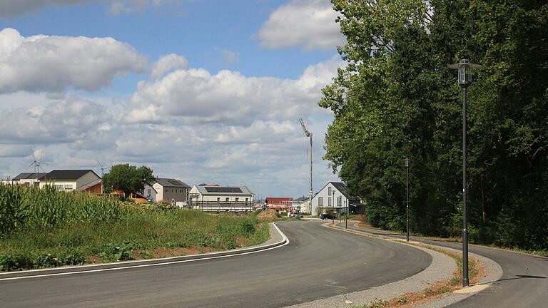 Die Keltenstraße bindet das Baugebiet 'Am Nützelbach II' in Gerolzhofen an die Schallfelder Straße an. Sie wurde Ende August für den Verkehr freigegeben. Die Keltenstraße bindet das Baugebiet 'Am Nützelbach II' in Gerolzhofen an die Schallfelder Straße an. Sie wurde Ende August für den Verkehr freigegeben.