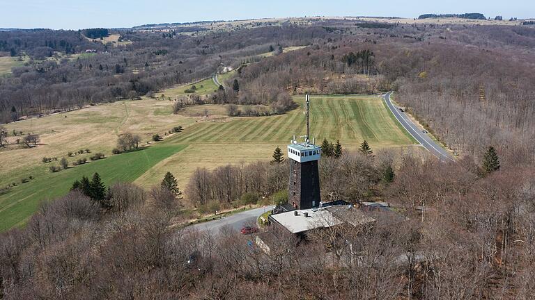 Der Aussichtsturm des Berggasthofes Rother Kuppe ist eine Besonderheit unter den Rhöner Hütten. Der Ausblick in die Hochrhön oder hinüber ins Thüringische ist unbezahlbar, ein Obolus dafür ist aber willkommen. Der Aussichtsturm des Berggasthofes Rother Kuppe ist eine Besonderheit unter den Rhöner Hütten. Der Ausblick in die Hochrhön oder hinüber ins Thüringische ist unbezahlbar, ein Obolus dafür ist aber willkommen.
