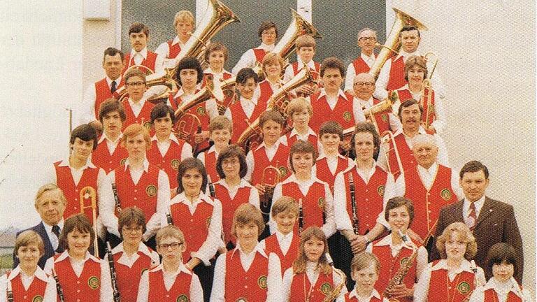 Ein Bild aus den Anfangsjahren der Musikfreunde Wasserlosen. An diesem Wochenende feiert der Verein sein 40-jähriges Bestehen. Viele befreundete Nachbarkapellen werden an den drei Festtagen aufspielen. Gefeiert wird auf dem Festplatz am Kindergarten.