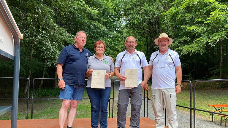 Thomas Hammelmann, Ehrenvorsitzender der Sinn-Saale Region (von links) überreichte das Goldene Klubabzeichen an Maria Rüttiger und Rainer Rüttiger. Vorsitzender des Zweivereins Oberbach Roland Heublein gratuliert.       -  Thomas Hammelmann, Ehrenvorsitzender der Sinn-Saale Region (von links) überreichte das Goldene Klubabzeichen an Maria Rüttiger und Rainer Rüttiger. Vorsitzender des Zweivereins Oberbach Roland Heublein gratuliert.