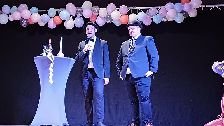 Närrische Weinprobe in Schwärzelbach       -  Dick und Doof - das Paar hinter der Theke alias Maurice Vogler und Simon Beck