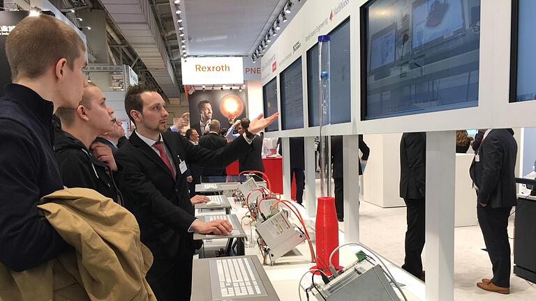 Hannover Messe: Alles dreht sich um Daten - Anhand einer Modellanlage zeigt die Lohrer Bosch Rexroth AG in Hannover, wie Automation anhand von Datenvernetzung vereinfacht werden kann. Hannover Messe: Alles dreht sich um Daten - Anhand einer Modellanlage zeigt die Lohrer Bosch Rexroth AG in Hannover, wie Automation anhand von Datenvernetzung vereinfacht werden kann.