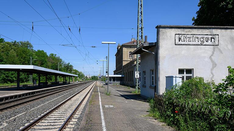 Der Kitzinger Bahnhof wartet auf den barrierefreien Ausbau. Einen konkreten Termin hat die Bahn noch nicht genannt. Der Kitzinger Bahnhof wartet auf den barrierefreien Ausbau. Einen konkreten Termin hat die Bahn noch nicht genannt.