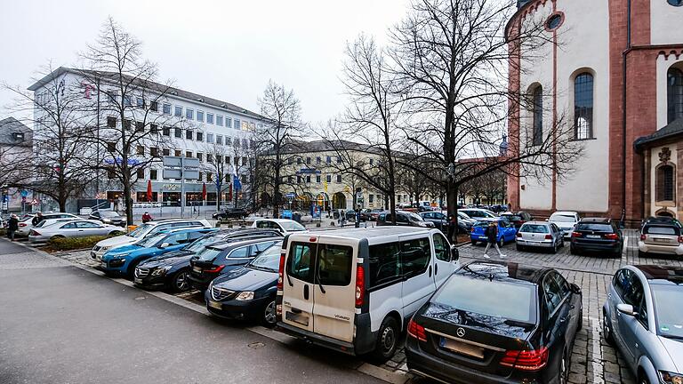 Zahlreiche parkende Autos in der Hofstraße in Würzburg. Auch hier wird das Parken künftig teurer. Zahlreiche parkende Autos in der Hofstraße in Würzburg. Auch hier wird das Parken künftig teurer.