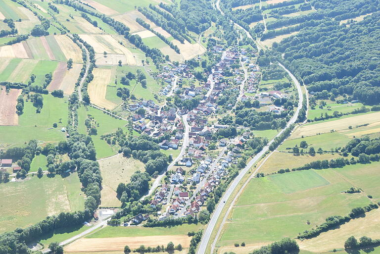Unsere zweite Aufgabe führt in eine stark von der Natur geprägte Region. Die Straße ist allerdings eine der meist befahrenen Strecken des Landkreises. Unsere zweite Aufgabe führt in eine stark von der Natur geprägte Region. Die Straße ist allerdings eine der meist befahrenen Strecken des Landkreises.