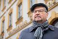Der Kunsthistoriker Erich Schneider vor dem 'Kaufhaus am Markt' in Würzburg. Das Gebäude am Marktplatz, Ecke Schustergasse, wurde - wie so vieles in Mainfranken - von Balthasar Neumann geschaffen.&nbsp;