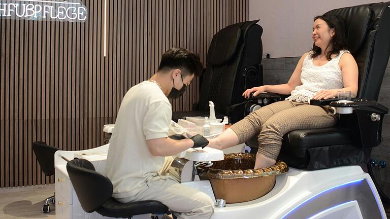 Pflege für Füße und Fingernägel: Do Van Tien hat sich in Haßfurt mit 'Fachfußpflege Do – Nails Artist Spa' selbstständig gemacht.