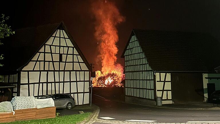 Am Ortsausgang von Bahra Richtung Mellrichstadt brannte in der Nacht von Donnerstag auf Freitag ein Gartenhaus.